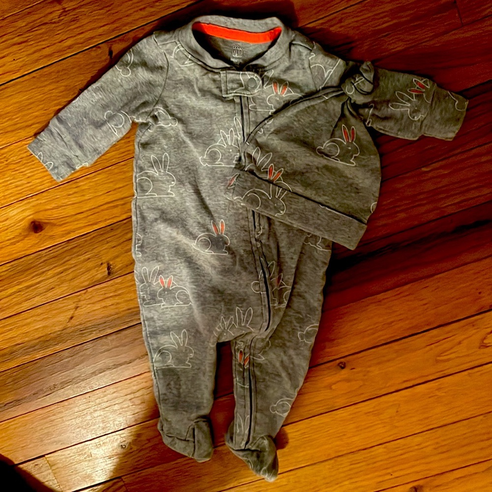 Baby GAP outfit with matching hat